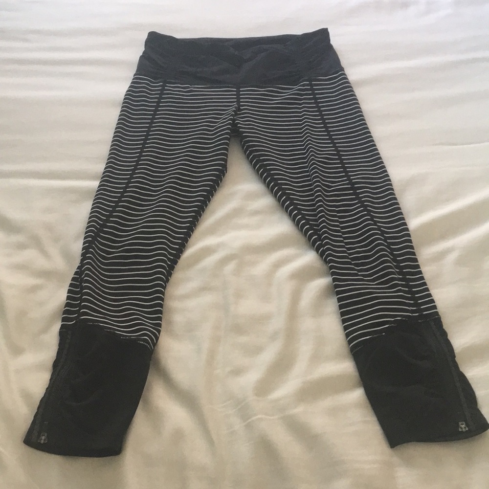 Lululemon black and white luxtreme crop size 6